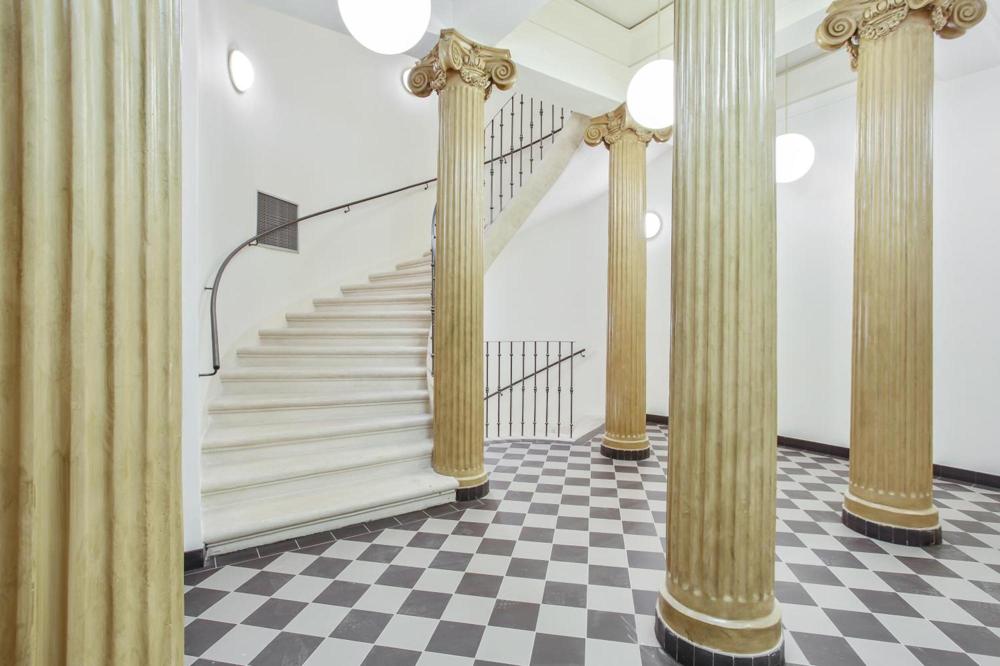 Newly Opened, Designer Opera Апартаменты